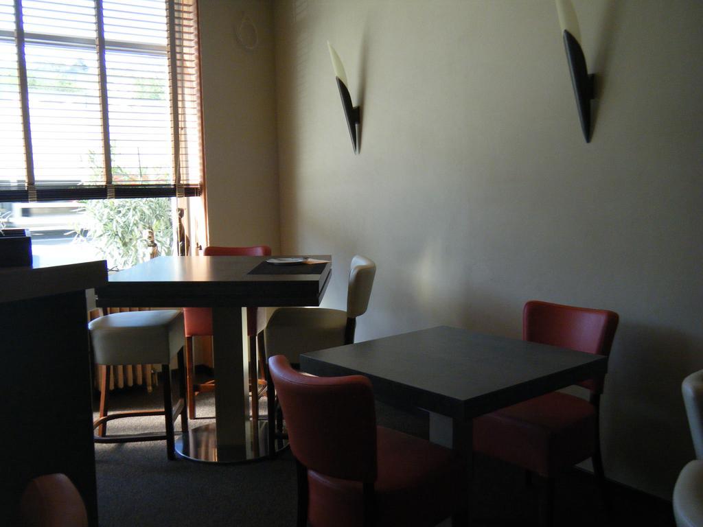 Hotel Gambetta Lons-le-Saunier Εξωτερικό φωτογραφία